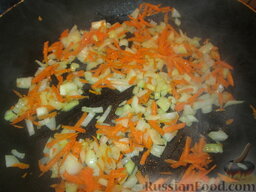 Кулебяка с капустой и курочкой: Готовим начинку. Лук, порезанный мелкими кубиками, и морковь, натертую на крупной терке, обжариваем на растительном масле.