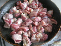 Плов из куриных желудков: Разогреть сковороду и налить растительное масло. Обжаривать, помешивая на среднем огне куриные желудки (сердечки) 15 минут.