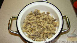 Грибы в винном соусе: В кипящий маринад высыпать грибы, накрыть крышкой и варить грибы в вине 10 минут.   Остудить грибы вместе с маринадом.  Высыпать грибы на дуршлаг, дать стечь лишней жидкости.