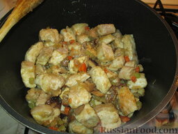 Спеццатино (рагу, гуляш) из свинины с грибами: Добавить свинину и тоже обжарить. Посолить.