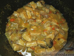 Спеццатино (рагу, гуляш) из свинины с грибами: Спеццатино должен получиться с густой подливкой. Если жидкости не хватает, подлейте в рагу из свинины немного горячей воды. Поперчить, проверить на соль.