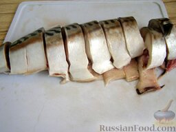 Скумбрия, маринованная с кетчупом: Как приготовить скумбрию маринованную:    Рыбу разморозить. Отрезать голову и хвост, удалить внутренности.   Тушку вымыть и нарезать поперек на кусочки толщиной 1,5 см.
