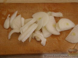 Скумбрия, маринованная с кетчупом: Очистить и нарезать тонкими полукольцами лук.