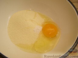 Лапша на манке: Как приготовить домашнюю лапшу на манке:    Смешать манку, яйцо и соль.
