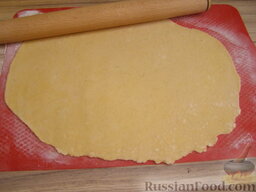 Лапша на манке: Подпылить стол мукой, раскатать тесто в тонкий (1-2 мм) пласт.