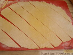 Лапша на манке: Нарезать тесто на полоски такой ширины, какой будет длина готовых 