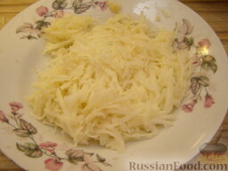 Драники с сельдереем: Картофель очистить вымыть, натереть на терке.