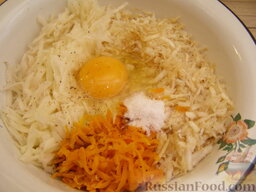 Драники с сельдереем: Смешать картофель, сельдерей, морковь. Добавить яйцо, соль и черный молотый перец. Перемешать.