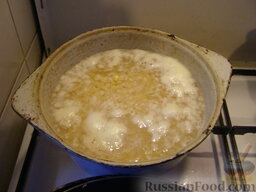 Гороховый суп-пюре с сельдереем: Затем снова промыть горох. Залить его водой и поставить варить на 2-3 часа. При необходимости, подливать воду. Нужно, чтобы горох полностью разварился.