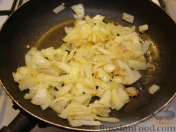 Гороховый суп-пюре с сельдереем: На сковороде разогреть 1 ст. ложку растительного масла. Обжарить лук на среднем огне, помешивая, до золотистого цвета (5-7 минут).