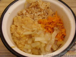 Гороховый суп-пюре с сельдереем: Смешать горох, сельдерей, лук, морковь.