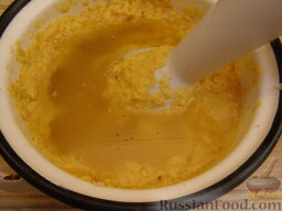 Гороховый суп-пюре с сельдереем: Развести пюре кипятком или овощным бульоном до желаемой консистенции, снова взбить гороховый суп-пюре блендером.