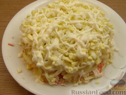 Нежный крабовый салат: Выложить яйца на салат, полить майонезом (1-2 ст. ложки).