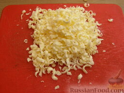 Нежный крабовый салат: Плавленный сыр можно предварительно заморозить. Тогда в натертом виде он будет более воздушным.    Плавленный сыр натереть на   терке.