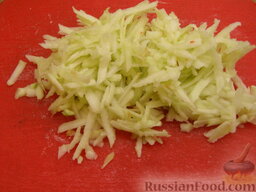 Нежный крабовый салат: Яблоко очистить от кожуры и семян, натереть на терке.