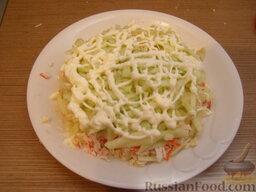 Нежный крабовый салат: Выложить слой яблок, полить майонезом (еще 1 ст. ложка).