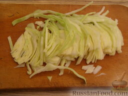 Салат из капусты с говядиной и маринованными грибами: Как приготовить салат с капустой и мясом:    Капусту тонко нашинковать.