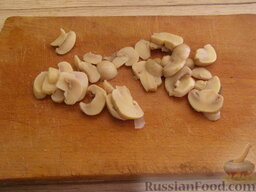 Салат из капусты с говядиной и маринованными грибами: Маринованные шампиньоны нарезать пластинками.