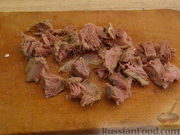 Салат из капусты с говядиной и маринованными грибами: Отварную говядину мелко нарезать.