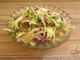 Салат из капусты с говядиной и маринованными грибами: Готовый салат с капустой и мясом украсить зеленью.