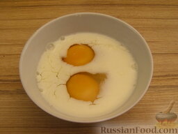 Сладкий омлет с манкой: Как приготовить сладкий омлет с манкой:    Смешать яйца, молоко и сахар.