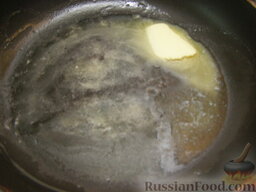 Сладкий омлет с манкой: На сковороде разогреть сливочное масло.