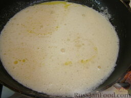 Сладкий омлет с манкой: И сразу же вылить на сковороду. Готовить сладкий омлет с манкой под крышкой на среднем огне 7 минут).