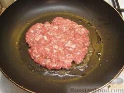 Котлета для гамбургера: На сковороде разогреть растительное масло. Аккуратно выложить котлету и жарить котлету для гамбургера на средне-сильном огне 2-3 минуты.