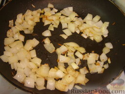 Щи с говядиной: Разогреть на сковороде 0,5 ст. ложек растительного масла. Обжарить лук на среднем огне, помешивая, до золотистого цвета (7 минут).