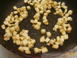Щи с говядиной: На сковороде разогреть 1 ст. ложку растительного масла. Обжарить сельдерей на среднем огне, помешивая, до золотистого цвета (10 минут).