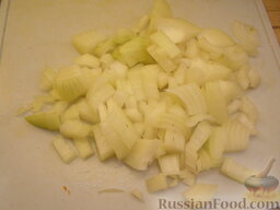 Запеканка картофельно-гороховая: Лук очистить и мелко нарезать.