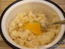 Запеканка картофельно-гороховая: Смешать гороховое и картофельное пюре. Добавить лук и яйцо.    Включить духовку для разогрева.