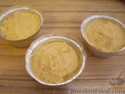 Запеканка картофельно-гороховая: Формочки смазать растительным маслом. Выложить картофельно-гороховую массу, пригладить верх.
