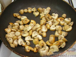 Жареная семга с грибами: На сковороде разогреть 1,5 ст. ложки растительного масла. Грибы обжарить на средне-сильном огне, помешивая, до золотистого цвета (10-15 минут). Добавить 0,25 ч. ложки соли.