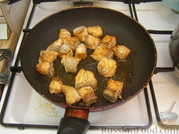 Жареная семга с грибами: На сковороде разогреть  1,5 ст. ложки растительного масла. Выложить кусочки семги, обжаривать их на средне-сильном огне со всех сторон до золотистого цвета (10 минут).
