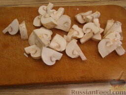 Паштет из куриного филе с грибами: Грибы нарезать.
