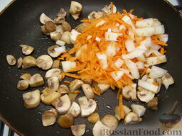 Паштет из куриного филе с грибами: Добавить овощи к обжаренным грибам, перемешать, добавить еще 1,5 ст. ложки растительного масла. Жарить 10 минут. Добавить 0,25 ч. ложки соли.