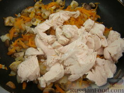 Паштет из куриного филе с грибами: Выложить филе в сковороду, перемешать.