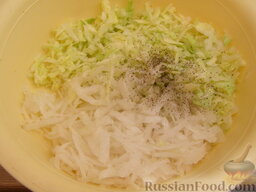 Капустный салат с дайконом и брынзой: Смешать капусту и дайкон. Добавить соль, перец и растительное масло. Перемешать и оставить на 10 минут.