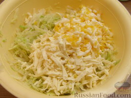 Капустный салат с дайконом и брынзой: Добавить в салат брынзу и яйцо. Капустный салат хорошо перемешать.