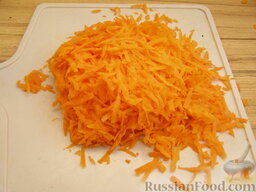 Густой гороховый суп с копченой колбасой: Морковь очистить, вымыть, натереть на терке.