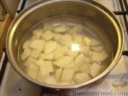 Густой гороховый суп с копченой колбасой: Картофель очистить, вымыть, нарезать кубиками. Залить водой и варить 10 минут.