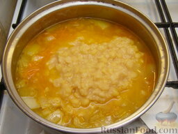 Густой гороховый суп с копченой колбасой: Добавить отваренный горох. Перемешать. Варить еще 5 минут.