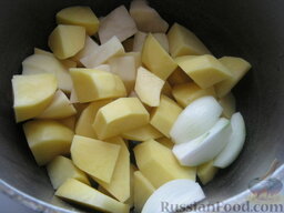 Домашние вареники с картошкой: Как приготовить вареники с картошкой:    Картофель и лук очистить, помыть. Порезать на кусочки. Вскипятить 2,5 л воды, посолить. Опустить картофель и лук в кипяток. Сварить до готовности, около 20-25 минут.