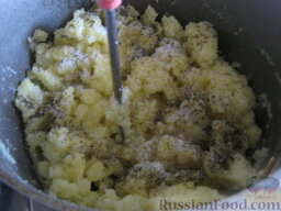 Домашние вареники с картошкой: Когда картофель сварился, слить всю воду. Сделать пюре. Посолить и поперчить, добавить 1/3 жареного лука с маслом. Хорошо перемешать. Остудить начинку.