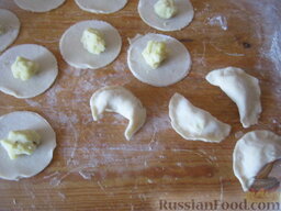 Домашние вареники с картошкой: На середину каждого кружочка положить не полную чайную ложечку картофельной начинки. Край вареника тщательно защепить.