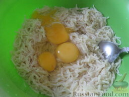 Запеканка из вермишели с курицей и грибами: Включить духовку. В миску выложить вермишель, добавить яйца.