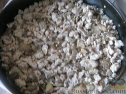 Запеканка из вермишели с курицей и грибами: Затем выложить начинку из мяса и грибов.