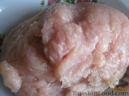 Запеканка из вермишели с курицей и грибами: Куриное филе помыть, нарезать на кусочки. Пропустить через мясорубку.