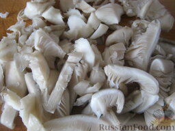 Запеканка из вермишели с курицей и грибами: Грибы почистить, помыть, порезать на кусочки.
